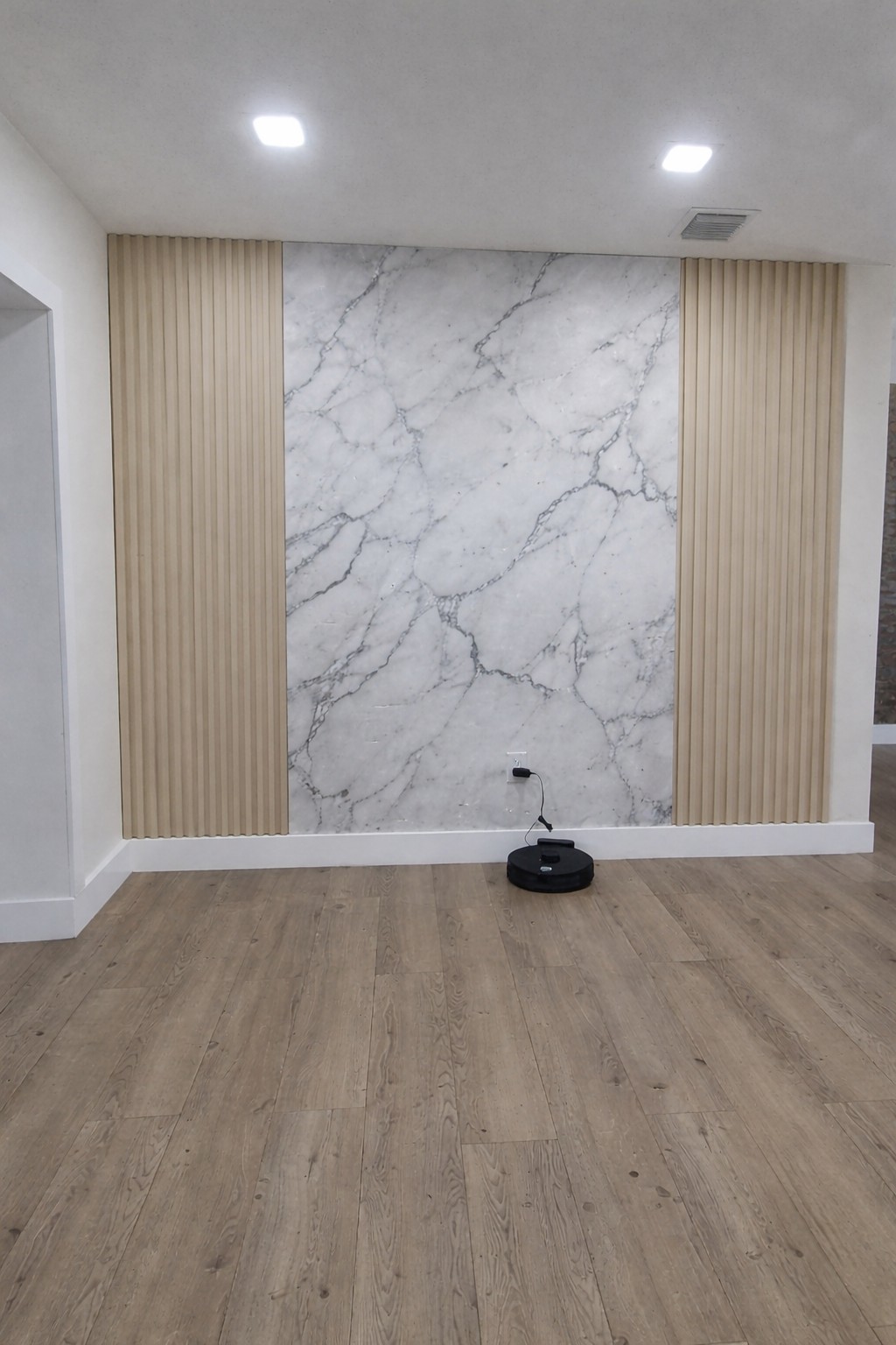 Marble-look and slat wall finish